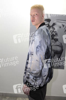 Installation und Vernissage von Shaun Ross und Nina Athanasiou in Berlin