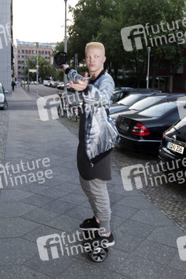 Installation und Vernissage von Shaun Ross und Nina Athanasiou in Berlin