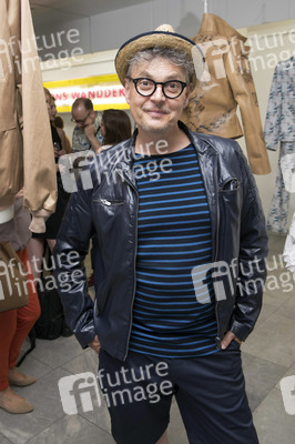 Installation und Vernissage von Shaun Ross und Nina Athanasiou in Berlin