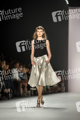 Anja Gockel Fashion Show auf der Mercedes-Benz Week Spring/Summer 2016