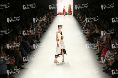 Rebekka Ruetz Fashion Show auf der Mercedes-Benz Fashion Week Spring/Summer 2016