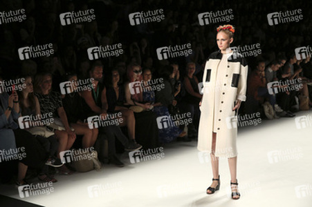 Rebekka Ruetz Fashion Show auf der Mercedes-Benz Fashion Week Spring/Summer 2016