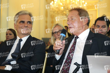 Verleihung des Großen Ehrenzeichens der Republik Österreich an Wolfgang Ambros in Wien