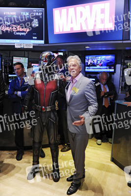 Michael Douglas läutet die NYSE Closing Bell in New York