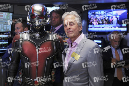 Michael Douglas läutet die NYSE Closing Bell in New York