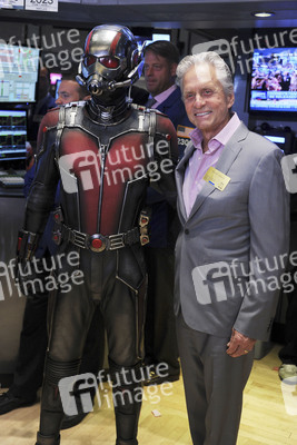 Michael Douglas läutet die NYSE Closing Bell in New York