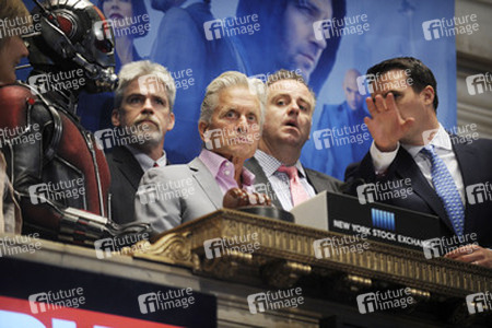 Michael Douglas läutet die NYSE Closing Bell in New York