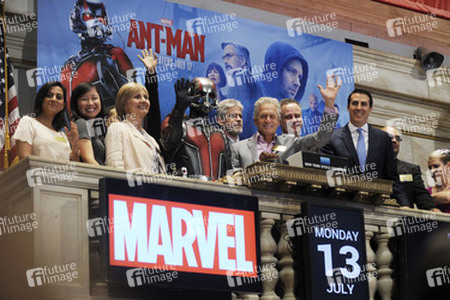 Michael Douglas läutet die NYSE Closing Bell in New York