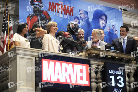 Michael Douglas läutet die NYSE Closing Bell in New York