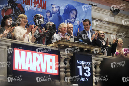 Michael Douglas läutet die NYSE Closing Bell in New York