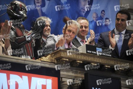 Michael Douglas läutet die NYSE Closing Bell in New York