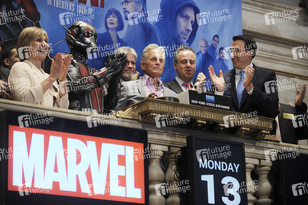 Michael Douglas läutet die NYSE Closing Bell in New York