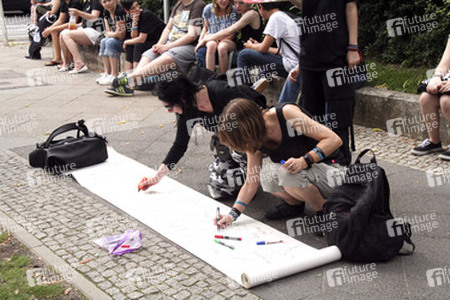 Protest gegen das Abschlachten der Grindwale in Berlin