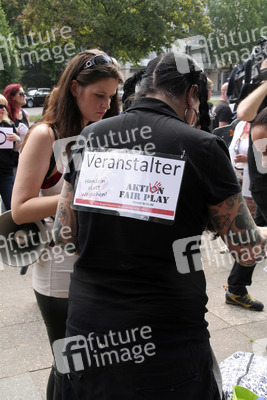 Protest gegen das Abschlachten der Grindwale in Berlin