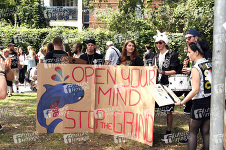 Protest gegen das Abschlachten der Grindwale in Berlin