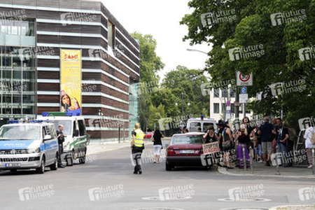Protest gegen das Abschlachten der Grindwale in Berlin