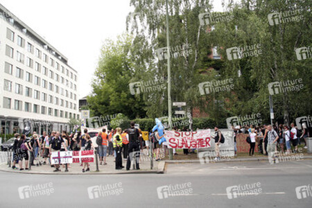 Protest gegen das Abschlachten der Grindwale in Berlin