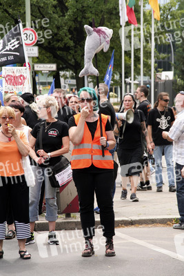 Protest gegen das Abschlachten der Grindwale in Berlin