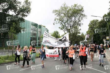 Protest gegen das Abschlachten der Grindwale in Berlin