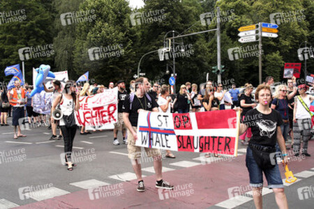 Protest gegen das Abschlachten der Grindwale in Berlin