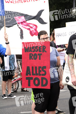Protest gegen das Abschlachten der Grindwale in Berlin