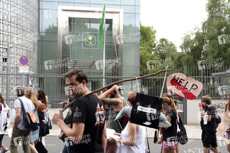 Protest gegen das Abschlachten der Grindwale in Berlin