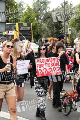 Protest gegen das Abschlachten der Grindwale in Berlin