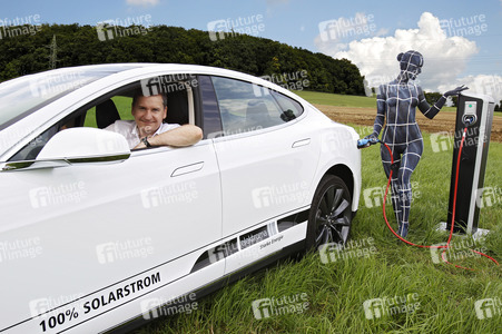 WORKING ART: Solar Tankwart / Solar Station Attendant Bodypainting