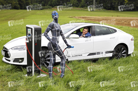 WORKING ART: Solar Tankwart / Solar Station Attendant Bodypainting