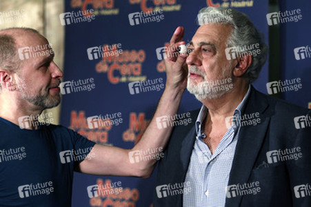 Maßnehmen von Placido Domingo im Wachsmuseum von Madrid