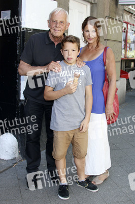 Rolf Becker mit Ehefrau Sylvia Wempner und Adoptivsohn Anton