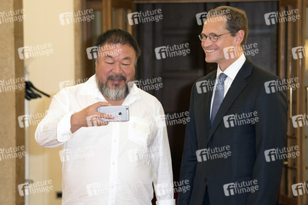 Ai Weiwei beim Eintrag ins Goldene Buch der Stadt Berlin