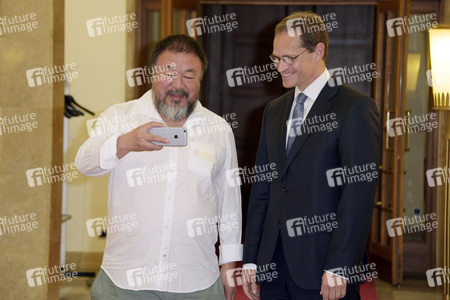 Ai Weiwei beim Eintrag ins Goldene Buch der Stadt Berlin