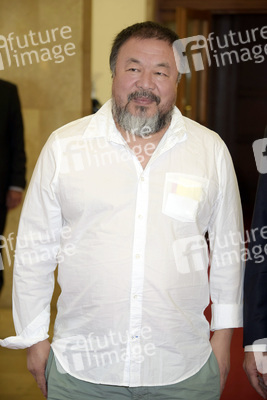 Ai Weiwei beim Eintrag ins Goldene Buch der Stadt Berlin