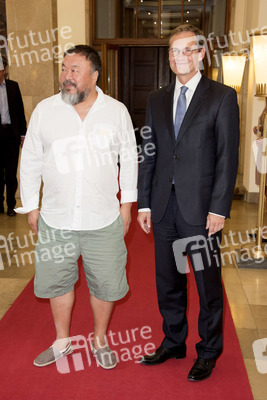 Ai Weiwei beim Eintrag ins Goldene Buch der Stadt Berlin