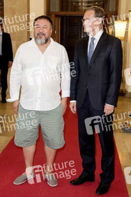 Ai Weiwei beim Eintrag ins Goldene Buch der Stadt Berlin