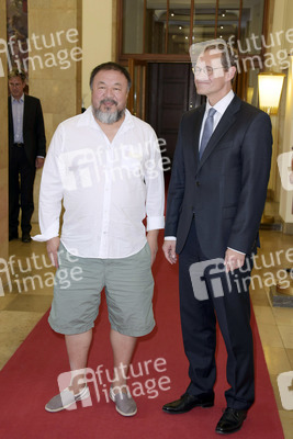Ai Weiwei beim Eintrag ins Goldene Buch der Stadt Berlin