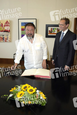 Ai Weiwei beim Eintrag ins Goldene Buch der Stadt Berlin
