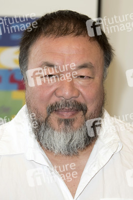 Ai Weiwei beim Eintrag ins Goldene Buch der Stadt Berlin