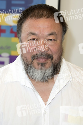 Ai Weiwei beim Eintrag ins Goldene Buch der Stadt Berlin