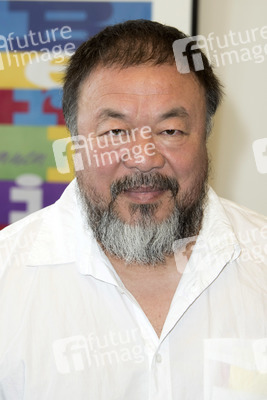 Ai Weiwei beim Eintrag ins Goldene Buch der Stadt Berlin
