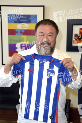 Ai Weiwei beim Eintrag ins Goldene Buch der Stadt Berlin