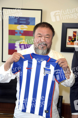 Ai Weiwei beim Eintrag ins Goldene Buch der Stadt Berlin