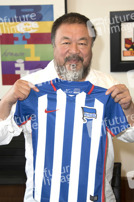 Ai Weiwei beim Eintrag ins Goldene Buch der Stadt Berlin