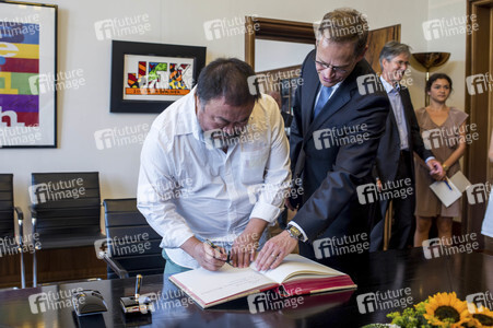 Ai Weiwei beim Eintrag ins Goldene Buch der Stadt Berlin