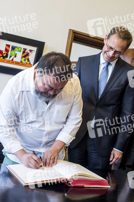 Ai Weiwei beim Eintrag ins Goldene Buch der Stadt Berlin