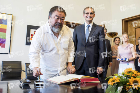 Ai Weiwei beim Eintrag ins Goldene Buch der Stadt Berlin