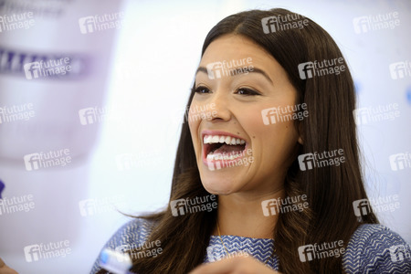 Gina Rodriguez präsentiert ein neues 3D White Produkt in New York