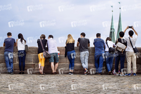 Touristen an der Brüstung der Nürnberger Burg