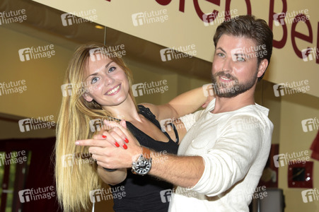 Felix von Jascheroff und Partnerin Lisa Steiner trainieren für 'Stepping Out' in Berlin